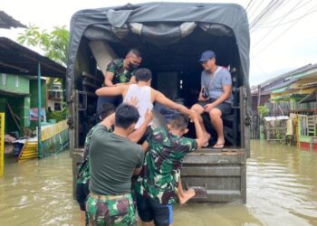 Lantamal VI Makassar Kerahkan Personel Satgas Siaga Bencana Bantu Evakuasi Korban Banjir di Pattene Maros