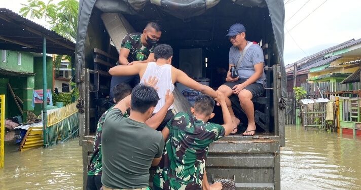 Lantamal VI Makassar Kerahkan Personel Satgas Siaga Bencana Bantu Evakuasi Korban Banjir di Pattene Maros