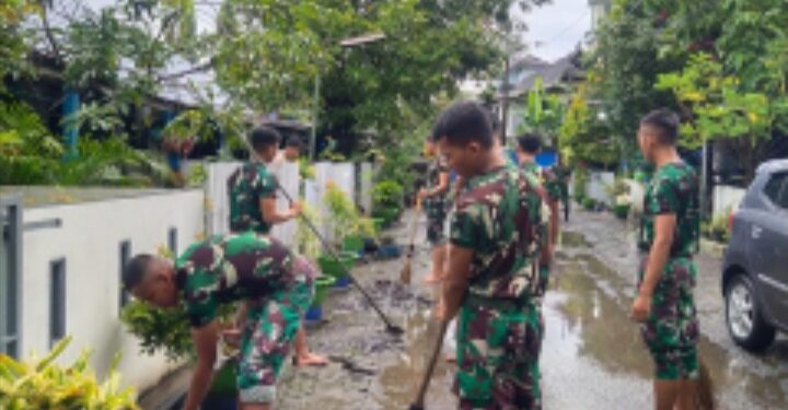 Pasca Banjir, Tim Satgas Siaga Bencana Alam Lantamal VI Makassar Laksanakan Pembersihan di Sektor Rumdis dan Satdik Hang Tuah