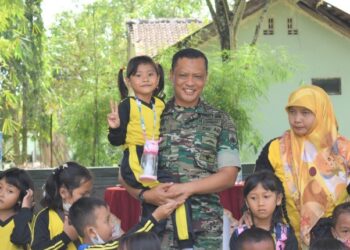 Makorem Wijayakusuma Diserbu Anak TK, Ingin Dekat Dengan TNI nya