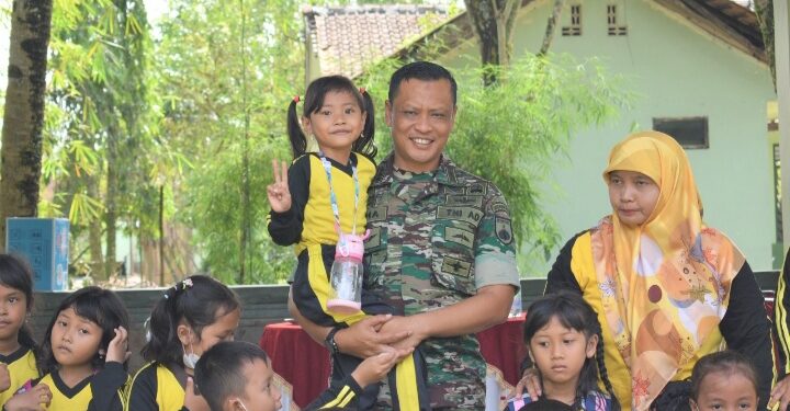 Makorem Wijayakusuma Diserbu Anak TK, Ingin Dekat Dengan TNI nya