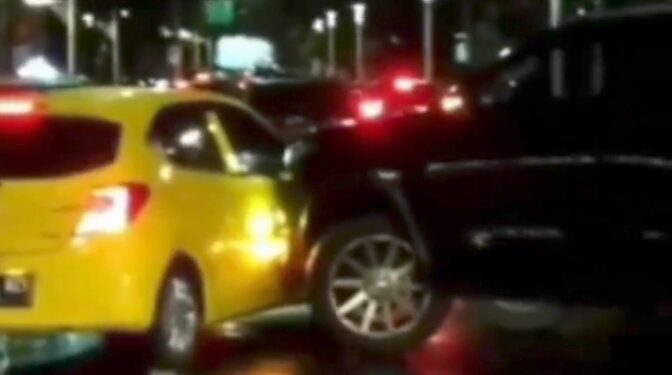 Pengemudi Fortuner di Jakarta bawa Senjata Laras Panjang, Mengamuk bagai Koboi.
