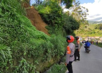 Patroli SAR SAT BRIMOB Polda Jabar Cek Tebing Rawan Longsor di Masa Cuaca  Ekstrim di Wilayah Cikarembi