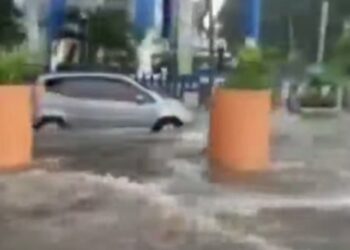Langit Gelap, Petir Menggelegar, Hujan Deras Menerjang Makassar
