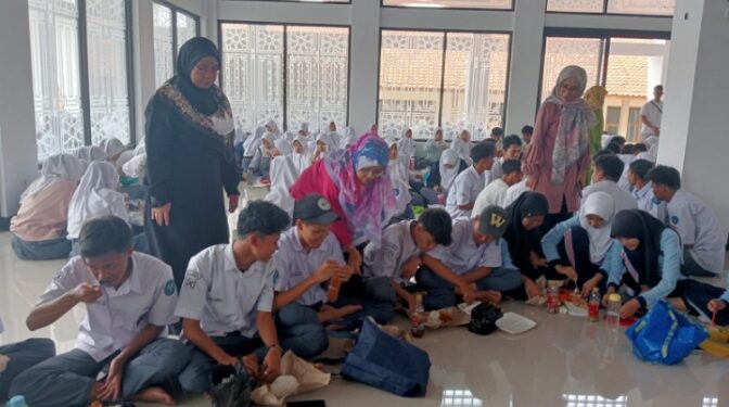 SMAN I PADALARANG Menggelar Acara Makan Bersama (PAPAJAR) dalam Rangka Menyambut  Bulan Suci Ramadhan 1444 H untuk Mempererat tali Silaturahmi antar Siswa-siswi.