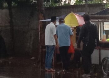 Relawan ANIS, RESMI Bersama Bacaleg CITOS Dapil 5 Partai NasDem, Saling Berbagi Dibawah Derasnya Hujan