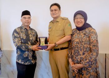 Didampingi Ketua TP.PKK Bupati Barru Menerima Kedatangan Rombongan Pemkab Kutai Kartanegara Di Lt.6 MPP Kantor Bupati Barru