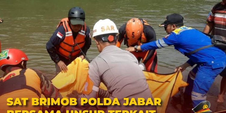 Sat Brimob Polda Jabar Bersama Unsur Terkait Evakuasi Orang Tenggelam di Sungai Cimanuk