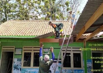 Peduli Pembangunan Dan Pendidikan, Babinsa Koramil Bakung Gelar Gotong Royong Rehab TK PKK Di Desa Pulerejo