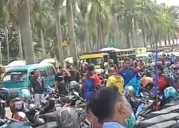 Ribuan Buruh bergerak Serentak menuju Gedung Sate, Kantor Pemerintahan Provinsi Jawa Barat