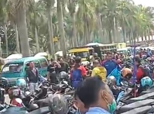 Ribuan Buruh bergerak Serentak menuju Gedung Sate, Kantor Pemerintahan Provinsi Jawa Barat