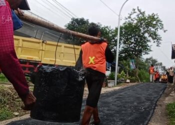 Luar Biasa!! Pengaspalan Jalan Desa Margajaya Masyarakat Ciburial Kav merasa Puas dengan Kinerja Kepala Desa Margajaya.
