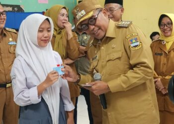 PJ Bupati Bandung Barat Geber Perekaman e-KTP bagi Pemilih Pemula di SMAN 2 Padalarang Menjelang Pemilu 2024