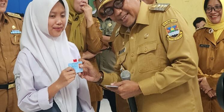 PJ Bupati Bandung Barat Geber Perekaman e-KTP bagi Pemilih Pemula di SMAN 2 Padalarang Menjelang Pemilu 2024
