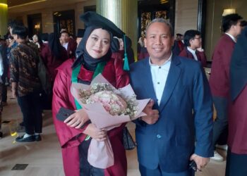 Bangga…!!Gita Arsela Wisudawati berhasil Meraih gelar Sarjana Arsitek di Universitas Kebangsaan Republik Indonesia (UKRI) di Trans Convention Center, Bandung, Jabar