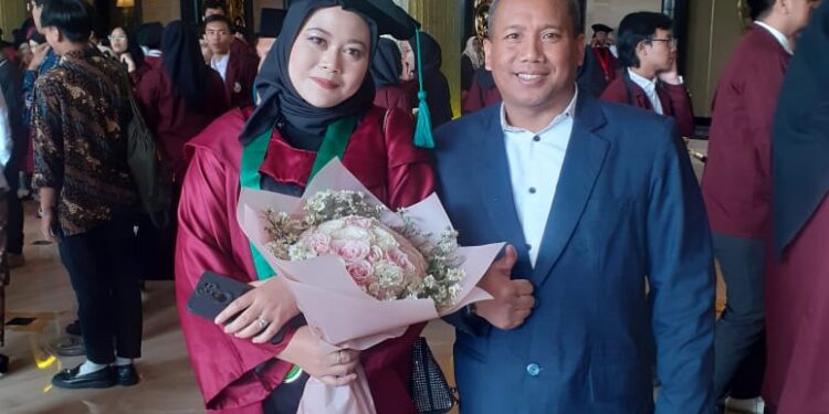 Bangga…!!Gita Arsela Wisudawati berhasil Meraih gelar Sarjana Arsitek di Universitas Kebangsaan Republik Indonesia (UKRI) di Trans Convention Center, Bandung, Jabar