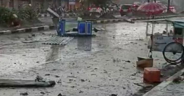 Ngeri..!!Detik-detik Angin puting beliung Menerjang dan Porak Porandakan Kawasan Rancaekek , Sumedang – Bandung