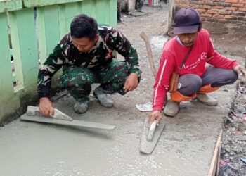 Satgas TMMD ke-119 Turut Serta Wujudkan Pembangunan dengan Pengerjaan jalan Lingkungan di Desa Karang Mukti , Kec. Karang Bahagia