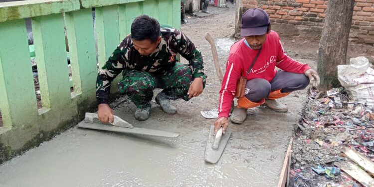 Satgas TMMD ke-119 Turut Serta Wujudkan Pembangunan dengan Pengerjaan jalan Lingkungan di Desa Karang Mukti , Kec. Karang Bahagia