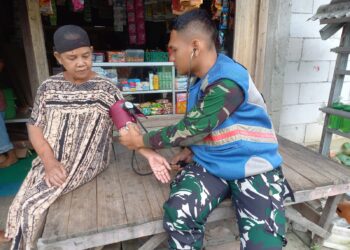 Tim Kesehatan Satgas TMMD berikan Layanan Kesehatan pada Masyarakat di Wilayah  TMMD (TNI Manunggal Membangun Desa) untuk Meningkatkan Kesejahteraan dan Kesehatan