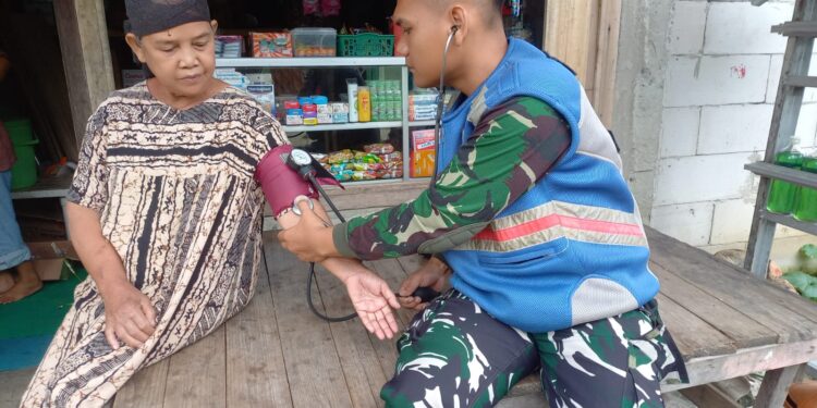 Tim Kesehatan Satgas TMMD berikan Layanan Kesehatan pada Masyarakat di Wilayah TMMD (TNI Manunggal Membangun Desa) untuk Meningkatkan Kesejahteraan dan Kesehatan