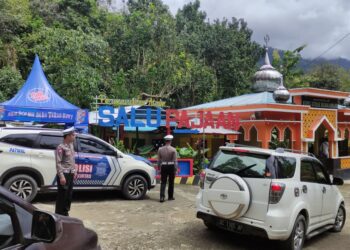 Sat Lantas Polres Polman Polda Sulbar Melayani Masyarakat dalam rangka Menjaga Kamseltibcarlantas sambut Hari Raya Idhul Fitri 1445.H