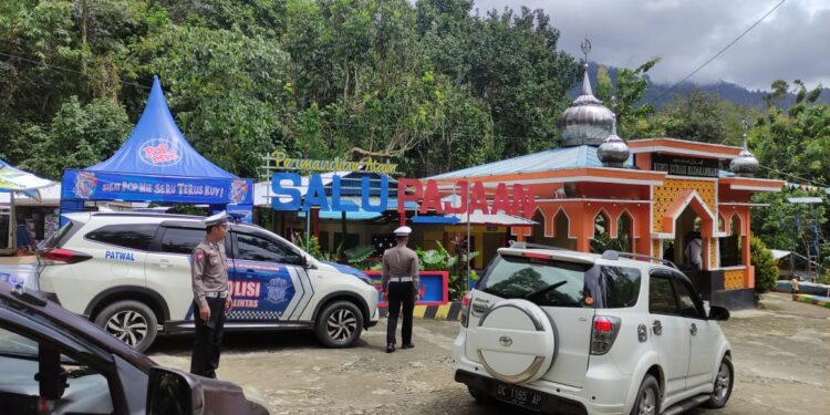 Sat Lantas Polres Polman Polda Sulbar Melayani Masyarakat dalam rangka Menjaga Kamseltibcarlantas sambut Hari Raya Idhul Fitri 1445.H