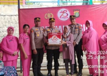 Hari Bhayangkara ke-78, Polres Metro Tangerang Kota Kembali Salurkan Bansos dan Beri Pelayanan Kesehatan di Karawaci