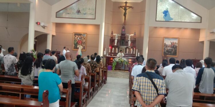 Bhabinkamtibma Wilayah Hukum Polsek Megamendung Laksanakan Pengamanan Giat Ibadah Umat Kristiani