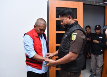 Tim Penyidik Kejati Jabar Melakukan Penahanan Tersangka Mantan PJ Bupati dalam Perkara Dugaan Tindak Pidana Korupsi Pasar Sindangkasih Cigasong Majalengka