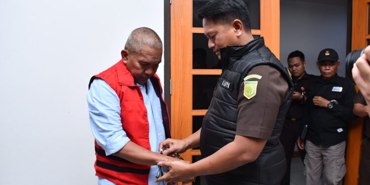 Tim Penyidik Kejati Jabar Melakukan Penahanan Tersangka Mantan PJ Bupati dalam Perkara Dugaan Tindak Pidana Korupsi Pasar Sindangkasih Cigasong Majalengka