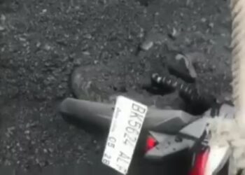 Driver Ojol Tertimbun Aspal di Jalan Ringroad Medan