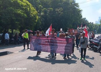 ORASI GERAKAN AKTIVIS PEDULI HUKUM INDONESIA (GAPHI) DI KANTOR KPK RI , JAKARTA SELATAN ATAS DUGAAN KASUS KORUPSI MANTAN BUPATI BANDUNG BARAT HENGKY KURNIAWAN 