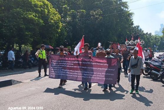 ORASI GERAKAN AKTIVIS PEDULI HUKUM INDONESIA (GAPHI) DI KANTOR KPK RI , JAKARTA SELATAN ATAS DUGAAN KASUS KORUPSI MANTAN BUPATI BANDUNG BARAT HENGKY KURNIAWAN 