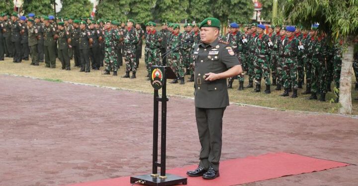 HUT ke-63 Korem 071/Wijayakusuma : Danrem Pimpin Ziarah Rombongan di TMP Tanjungnirwana.