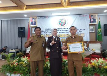 Anggota Setya Kita Pancasila mendapatkan penghargaan oleh kepala Kejaksaan Negeri Cilegon