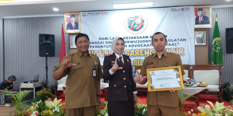Anggota Setya Kita Pancasila mendapatkan penghargaan oleh kepala Kejaksaan Negeri Cilegon