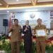 Anggota Setya Kita Pancasila mendapatkan penghargaan oleh kepala Kejaksaan Negeri Cilegon