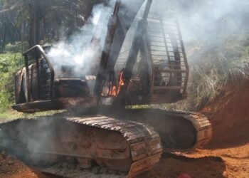 Diduga PT SMP Lakukan Pembakaran Jangkos di Pinggir Jalan,  hingga Hanguskan Satu Unit Excavator