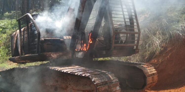 Diduga PT SMP Lakukan Pembakaran Jangkos di Pinggir Jalan,  hingga Hanguskan Satu Unit Excavator