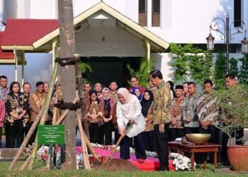 Presiden Jokowi bersama Ibu Iriana Melaksanakan Penanaman Pohon di halaman Istana Kepresidenan Jakarta