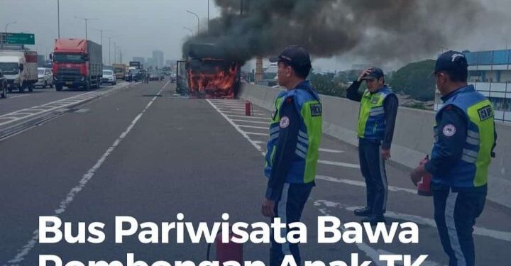 Bus Pariwisata yang Mengangkut 58 anak TK, Terbakar di Km 03 Tol Wiyoto Wiyono, Jatinegara, Jakarta Timur.