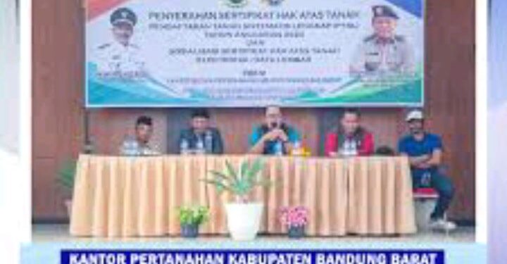 Penyerahan Sertifikat Hak atas Tanah secara Sistematis Electronik dalam Program PTSL di Desa Cihanjuang, Parompong, Bandung Barat