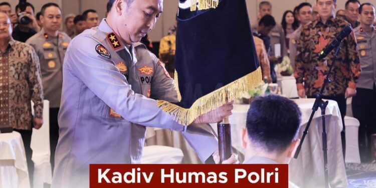 Kadiv Humas Polri Irjen Pol. Dr. Sandi Nugroho, S.I.K., S.H., M.Hum., Pimpin Peresmian Pataka Divisi Humas Polri ‘Sahityadharma Narawata’ di Gedung The Tribrata, Jaksel