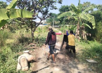 Perbaiki Infrastruktur Rabat beton Ciburial Sumber, Desa Margajaya Swakelola dengan Warga Masyarakat Lingkungan