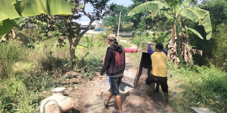 Perbaiki Infrastruktur Rabat beton Ciburial Sumber, Desa Margajaya Swakelola dengan Warga Masyarakat Lingkungan