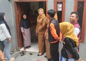GERCEP..!! Camat Ngamprah Agnes Virganty bersama Pemdes Margajaya ambil Tindakan untuk Dua Rumah Warga yang Ambruk.