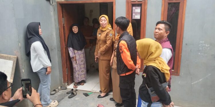 GERCEP..!! Camat Ngamprah Agnes Virganty bersama Pemdes Margajaya ambil Tindakan untuk Dua Rumah Warga yang Ambruk.