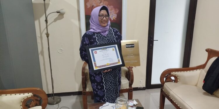 KS SMAN I Padalarang Lina, S.Pd., M.T. Raih Juara I Kepsek Dedikatif  Tingkat Provinsi Jambore GTK Hebat Apresiasi dari Presiden RI