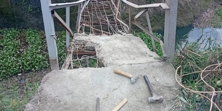 MIRIS …!! 10 Tahun Terabaikan Semua Pemerintah Terkait , Jembatan Penghubung Dua Desa Cimerang – Desa Laksanamekar Nyaris Ambruk Parah
